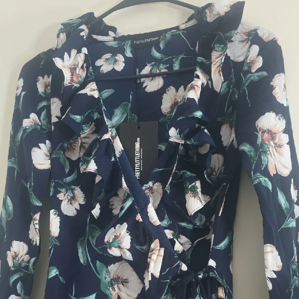 Pretty Little Thing Floral Wrap Dress W/ Ruffle Details (NWT)(0)🤍💙🤍 - Picture 2 of 5